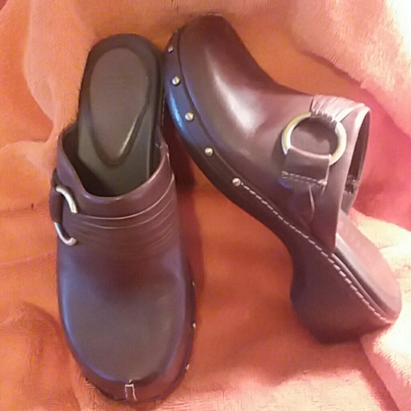 Clogs - Picture 2 of 3